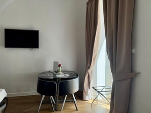 Suite Classic, 1 camera da letto, non fumatori, vista città | Soggiorno | TV a schermo piatto