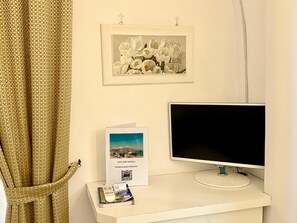 In-room safe, desk, soundproofing, cribs/infant beds - Chiaia Suites (Naples)