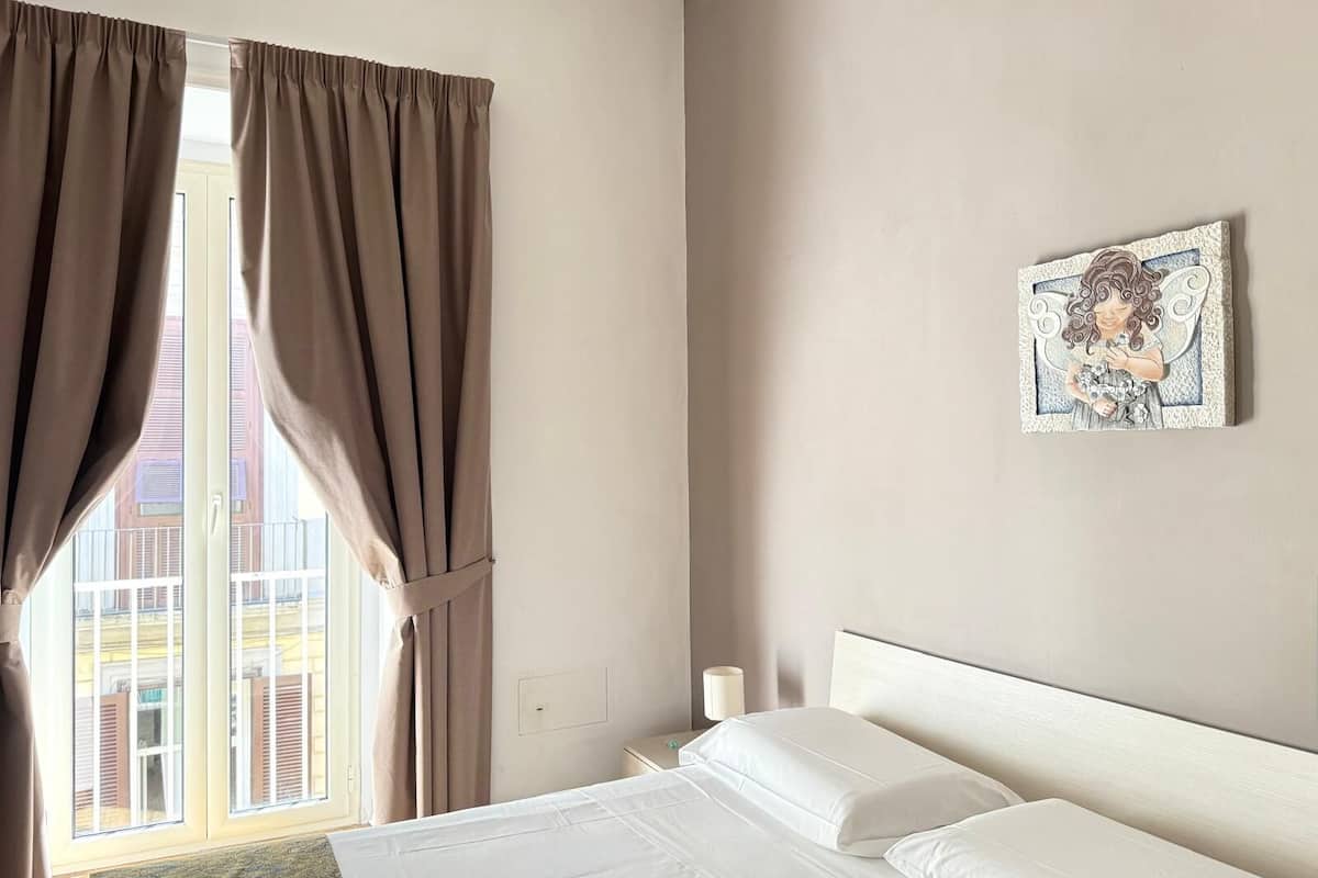 Suite Klasik, 1 kamar tidur, Bebas Asap Rokok, pemandangan kota | Brankas, meja kerja, kedap suara, dan tempat tidur bayi (biaya tambahan)