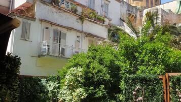 Kahden hengen deluxe-huone, terassi | Näkymä sisäpihalle