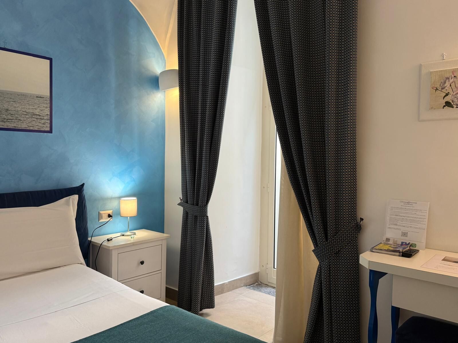 Caja de seguridad en la habitación y escritorio 