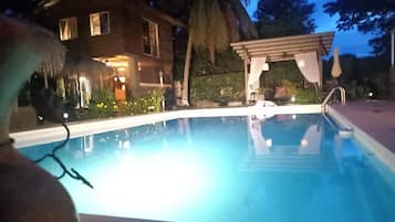 Piscina all'aperto, lettini