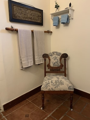 Ducha, artículos de higiene personal gratuitos y secador de pelo