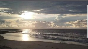 Une plage au rivage incurvé, bordée par des vagues.