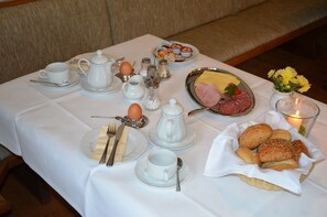 Free daily cooked-to-order breakfast 
