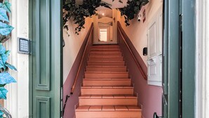 A staircase with terracotta steps leading to a door. - Hotel Aparthotel AMMI Vieux Nice (Nice)