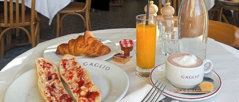 Déjeuner continental (10.90 EUR par personne)