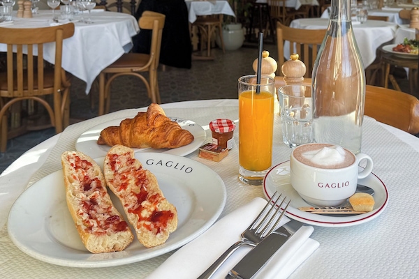 Daily continental breakfast (EUR 10.90 per person)