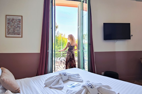 Studio Familial 20m² | Seprai premium, brankas, kedap suara, dan setrika/meja setrika