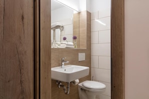 Shower, hair dryer, towels - Dominik Motel (Paderborn)
