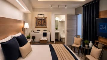 Deluxe suite | Donsdekens, een minibar, een kluis op de kamer, individueel gemeubileerd