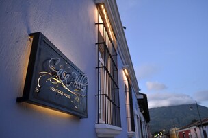 Fachada de la propiedad por la tarde o noche