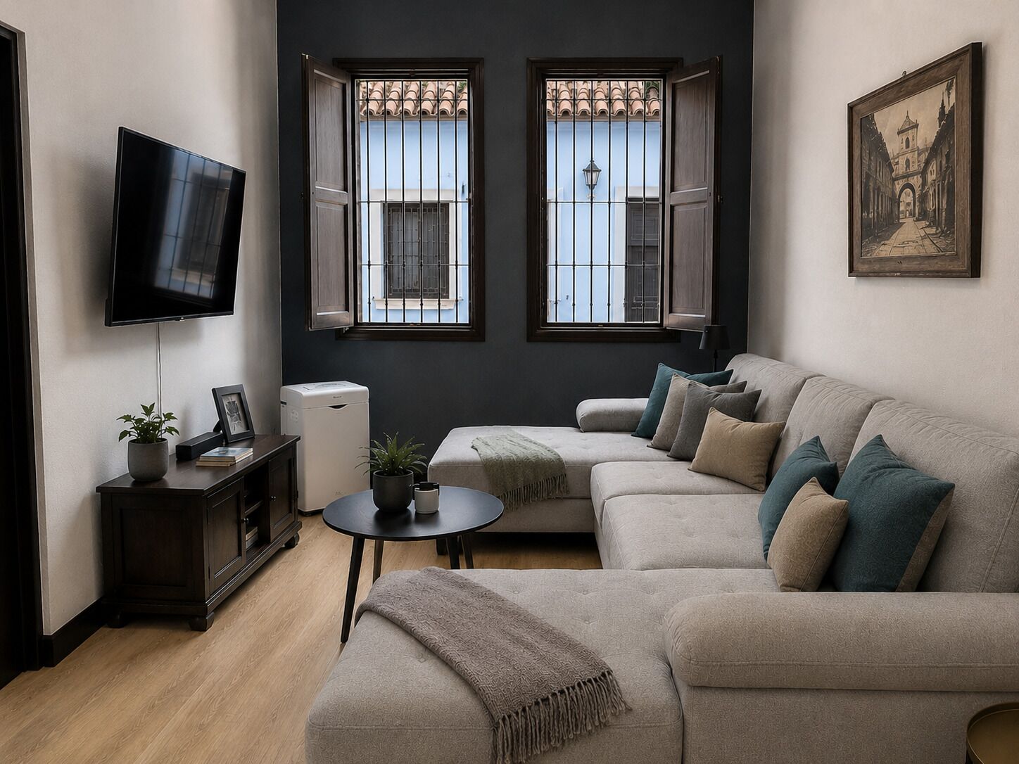 Three-Bedroom House | Área de sala de estar | Smart TV de 42 pulgadas con canales por cable y televisión 