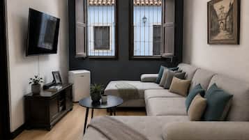 Three-Bedroom House | Área de sala de estar | Smart TV de 42 pulgadas con canales por cable y televisión
