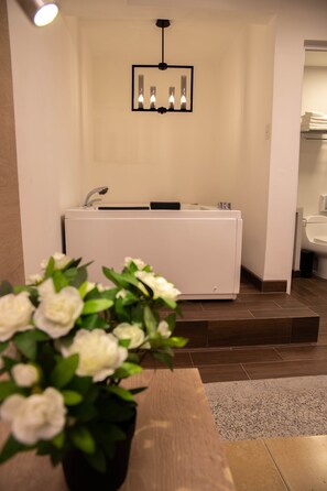 Suite | Jetted tub