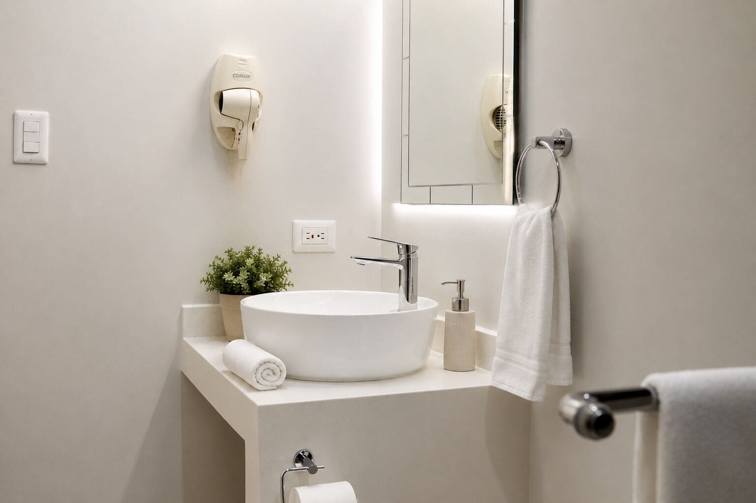 Suite | Baño | Artículos de higiene personal gratuitos, secador de pelo y zapatillas