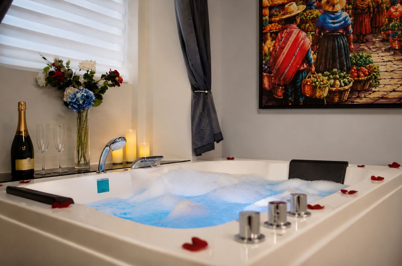 Deluxe 2 King Size Beds Suite | Bañera de hidromasaje privada