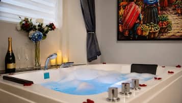 Deluxe 2 King Size Beds Suite | Bañera de hidromasaje privada
