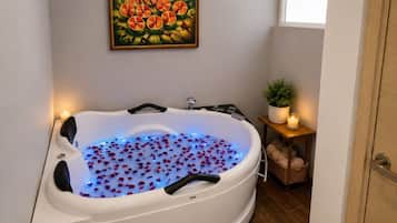 Deluxe Suite | Private spa tub