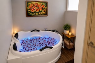 Deluxe Suite | Private spa tub