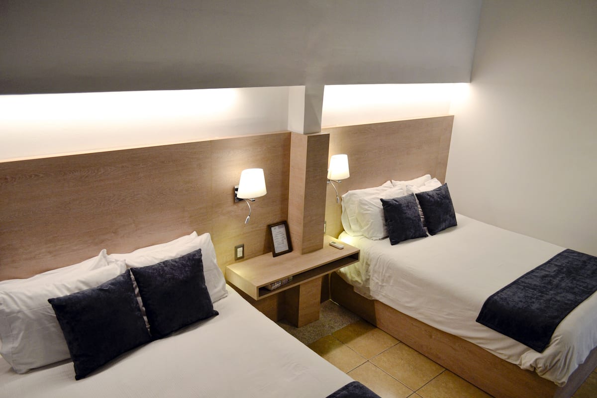 Rum - 2 queensize-sängar | 1 sovrum, unika möbler, gratis wi-fi och sängkläder