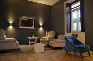 42-英寸智能电视 （配备有线频道）、电视