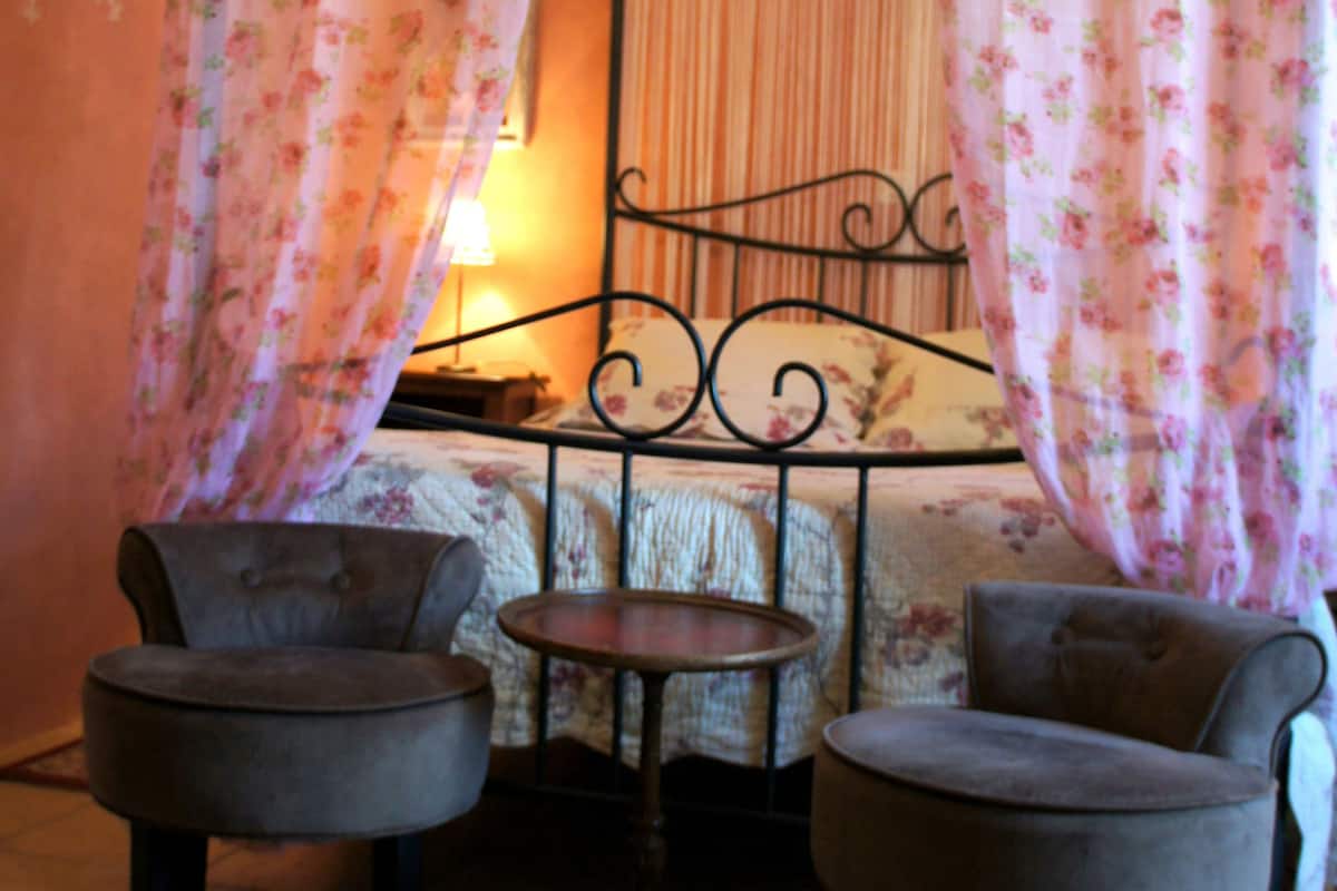 Chambre Double Classique | Literie de qualité supérieure, bureau, rideaux occultants, Wi-Fi gratuit