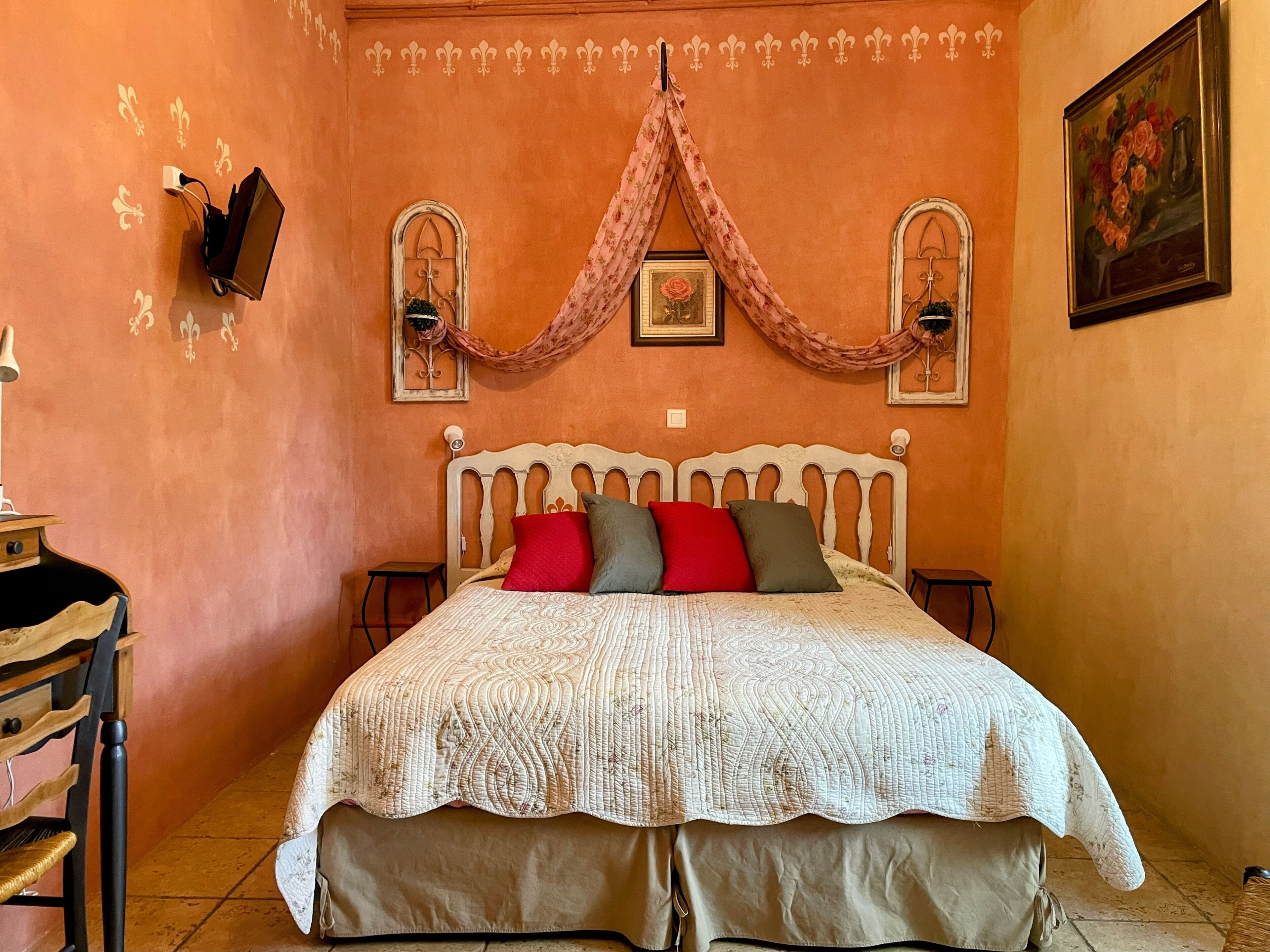 ห้องคลาสสิกดับเบิล | เครื่องนอนระดับพรีเมียม, โต๊ะทำงา  น, ผ้าม่านกันแสง, Wi-Fi ฟรี