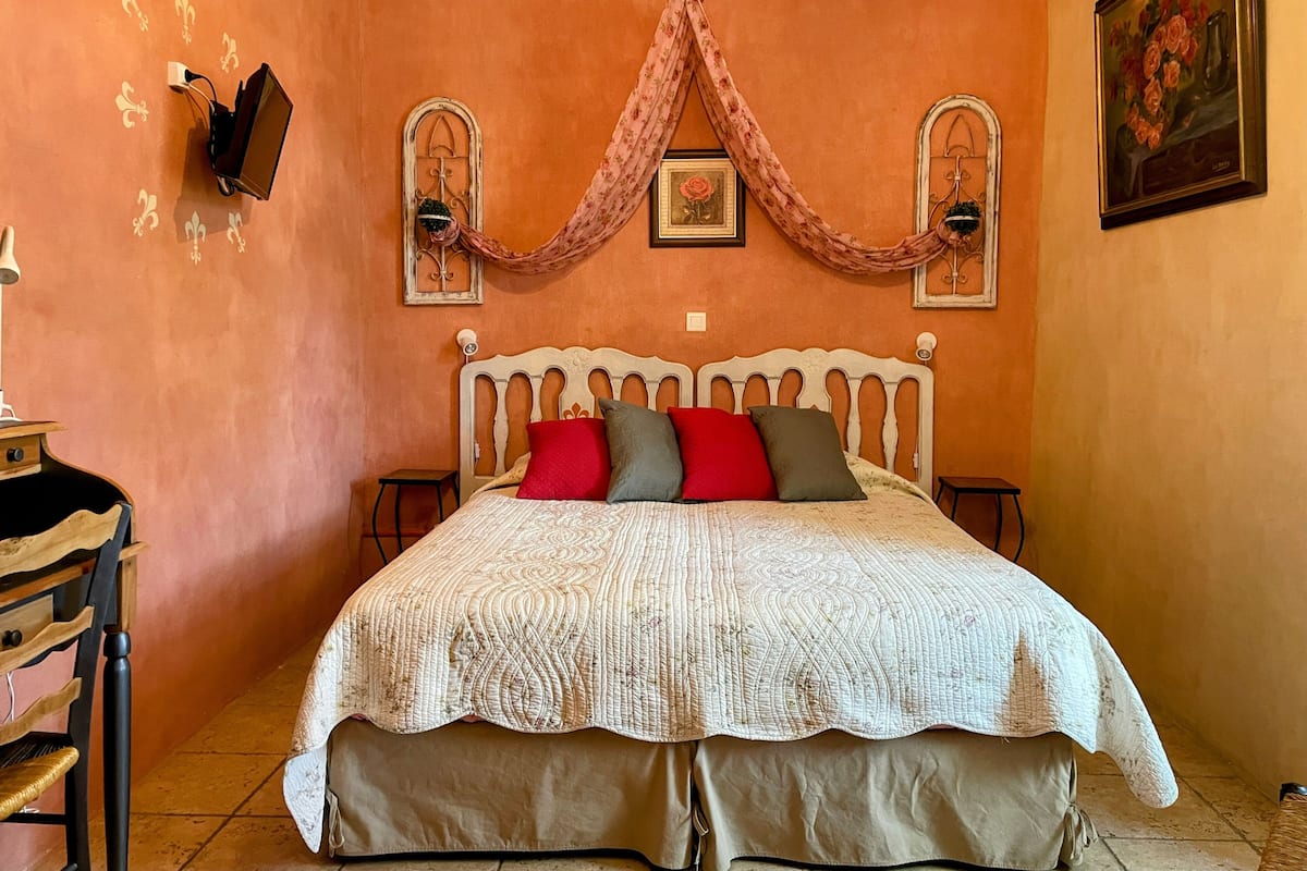 Classic dubbelrum | SÀngtillbehör av högsta kvalitet, skrivbord och mörklÀggningsgardiner