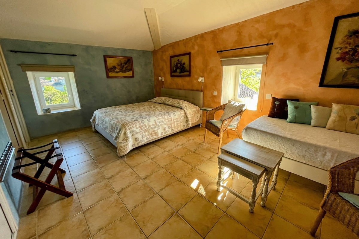 Comfort trippelrum | SÀngtillbehör av högsta kvalitet, skrivbord och mörklÀggningsgardiner