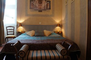 Dobbeltrom – superior | Sengetøy av topp kvalitet, skrivebord og blendingsgardiner