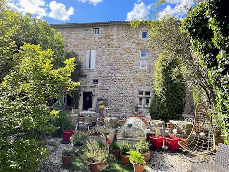 Fachada de la propiedad. Hotel le Manoir du Raveyron