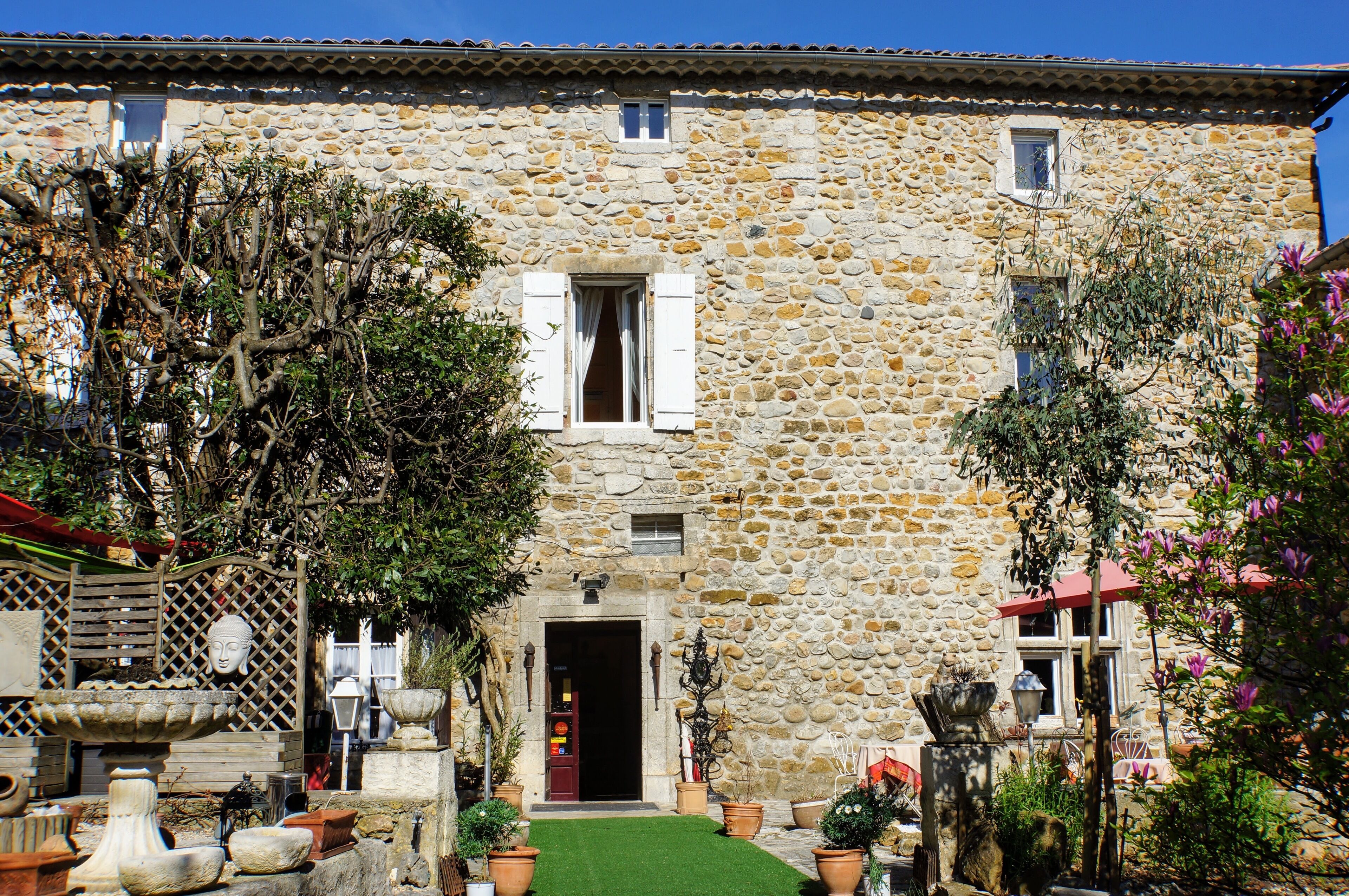 Vista frontal de la propiedad