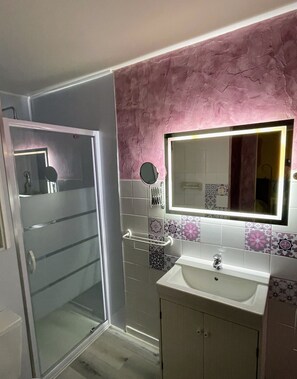 Classic Double Room | Bathroom | Free toiletries, hair dryer, towels - Hotel le Manoir du Raveyron (Vallon-Pont-d'Arc)