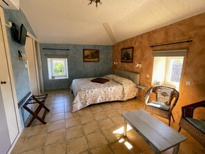 Ropa de cama de alta calidad, escritorio y cortinas blackout 