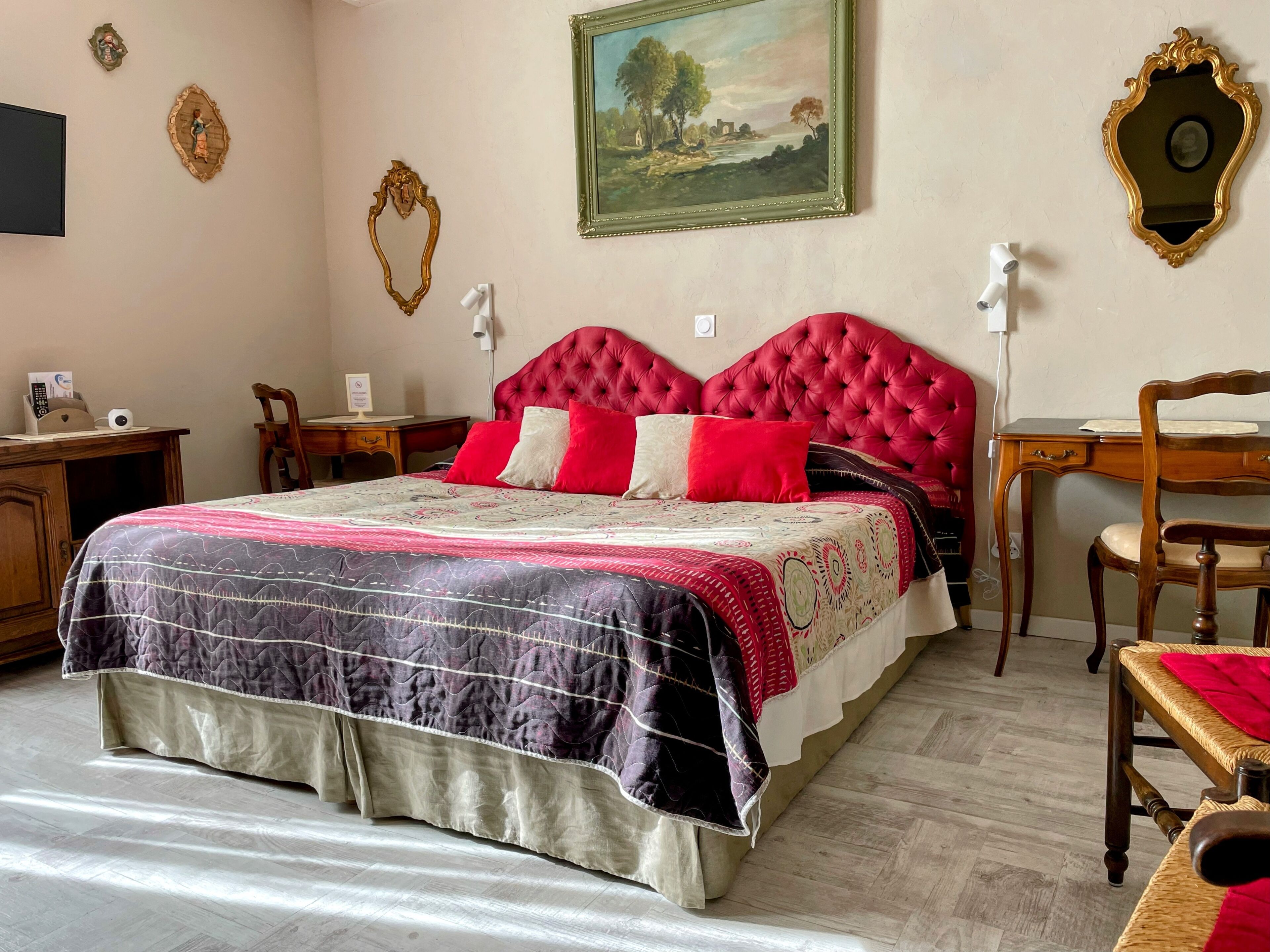 ห้องซูพีเรียดับเบิล | เครื่องนอนระดับพรีเมียม, โต๊ะทำงาน, ผ้าม่านกันแสง, Wi-Fi ฟรี