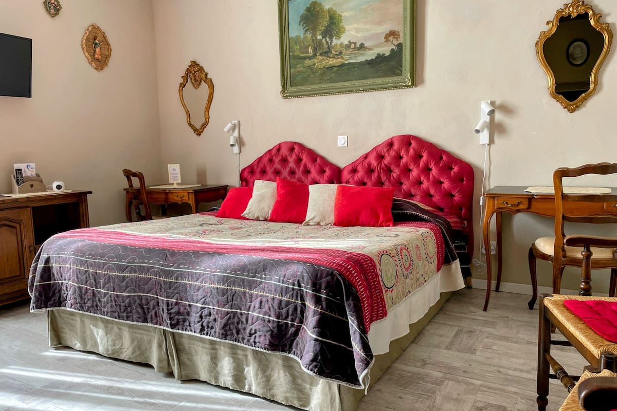 Superior dubbelrum | SÀngtillbehör av högsta kvalitet, skrivbord och mörklÀggningsgardiner