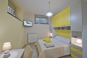 Driepersoonskamer | Een minibar, een bureau, gratis wifi, beddengoed