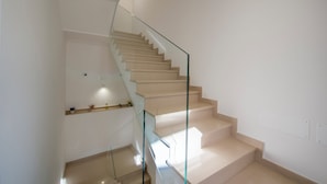 Una scala moderna con ringhiere in vetro e un design minimalista.