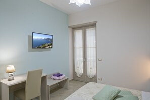 Comfort driepersoonskamer | Een minibar, een bureau, gratis wifi, beddengoed