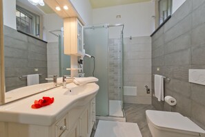 Triple Room | Bathroom | Shower, free toiletries, hair dryer, bidet - L'Incanto dei Monti (Agerola)