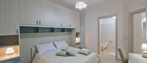 Habitación triple Confort | Minibar, escritorio, wifi gratis y ropa de cama