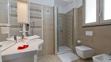 Camera doppia | Bagno | Doccia, set di cortesia gratuito, asciugacapelli, bidet