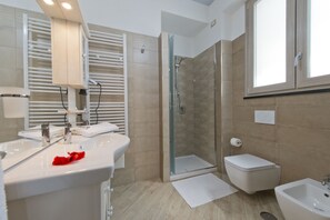 雙人房 | 浴室 | 淋浴設備、免費梳洗用品、風筒、坐浴桶