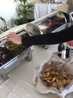 Café da manhã diário mediante uma taxa