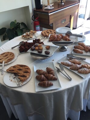 每日供应当地美食早餐（每人 EUR 5）