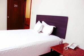 Double Room, 1 Double Bed | Iron/ironing board, free WiFi - Hotel La Perla (Torreón)