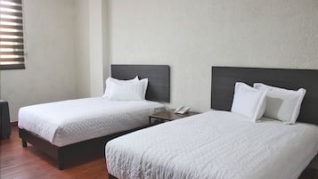 Habitación doble, 2 camas matrimoniales | Tabla de planchar con plancha y wifi gratis