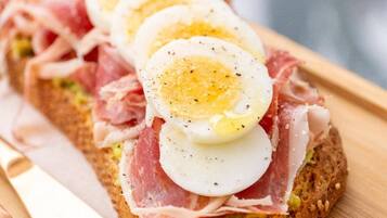 Komplett frokost hver dag (EUR 11 per person)