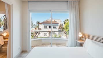 Appartamento, 1 camera da letto, vista mare (Apartment 1 bedroom sea view 3 adults) | 1 camera, copriletto in piuma, una cassaforte in camera, una scrivania